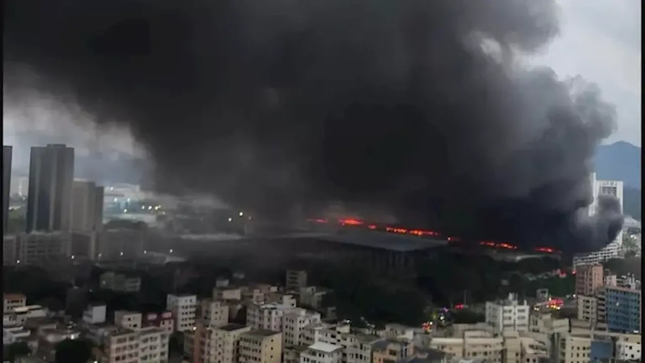 بالفيديو.. حريق هائل داخل أحد مجمعات BYD لصناعة السيارات الكهربائية